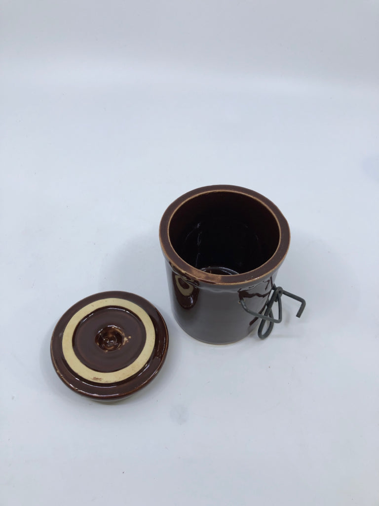 LIGHT BROWN LID CROCK W/ METAL LATCH.