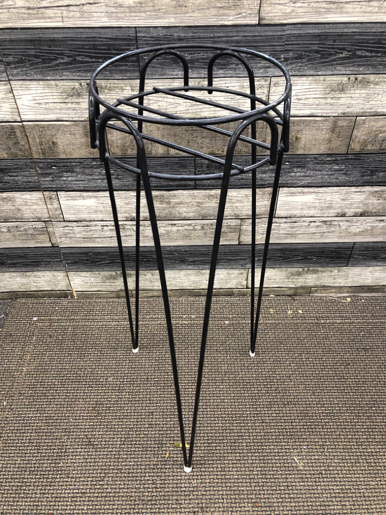 METAL PLANT STAND.