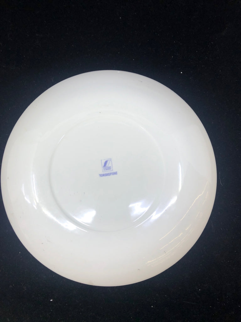 VTG FISHERMAN W WOMAN BLUE AND WHITE PLATE.