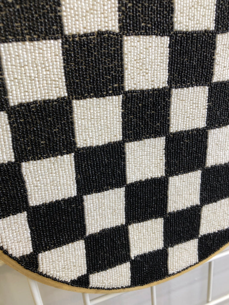 CHECKER PRINT BEADED ROUND WALL HANGING.