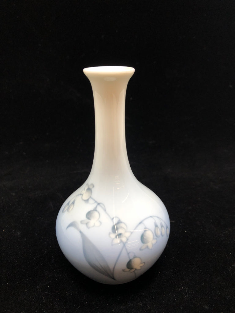 VTG SM WHITE PORCELAIN BUD VASE W/FLORAL DESIGN.