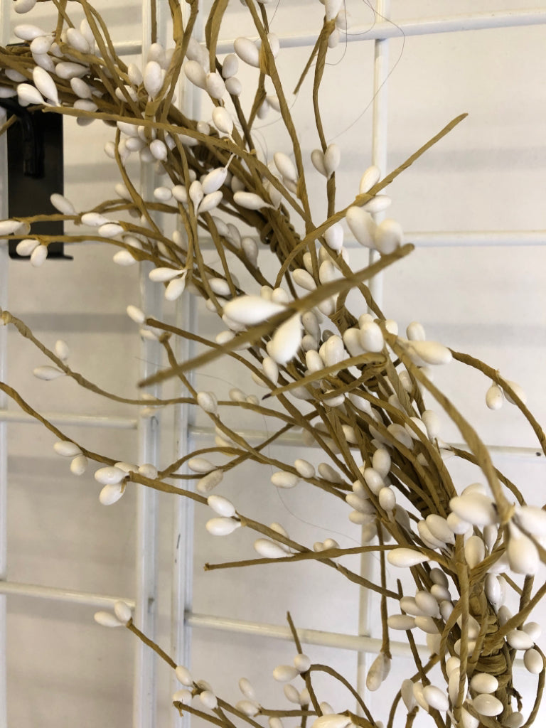 WHITE PIP BERRIES GARLAND.