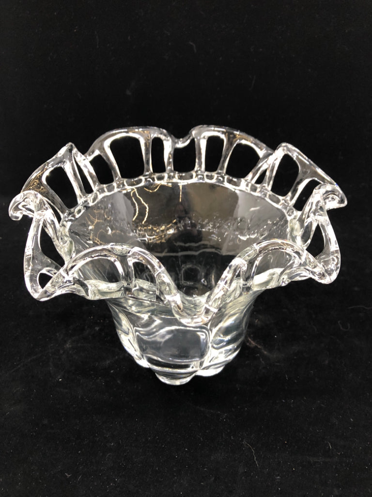 RUFFLE LATTICE EDGE CLEAR GLASS VASE.