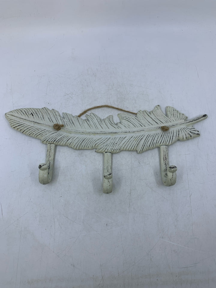 DISTRESSED METAL FEATHER W/ 3 HOOKS.