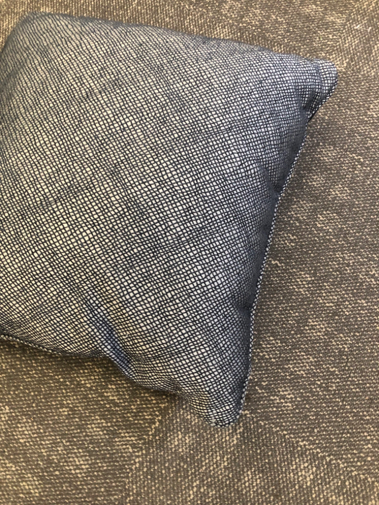 NAVY TEXTURED ACCENT PILLOW.