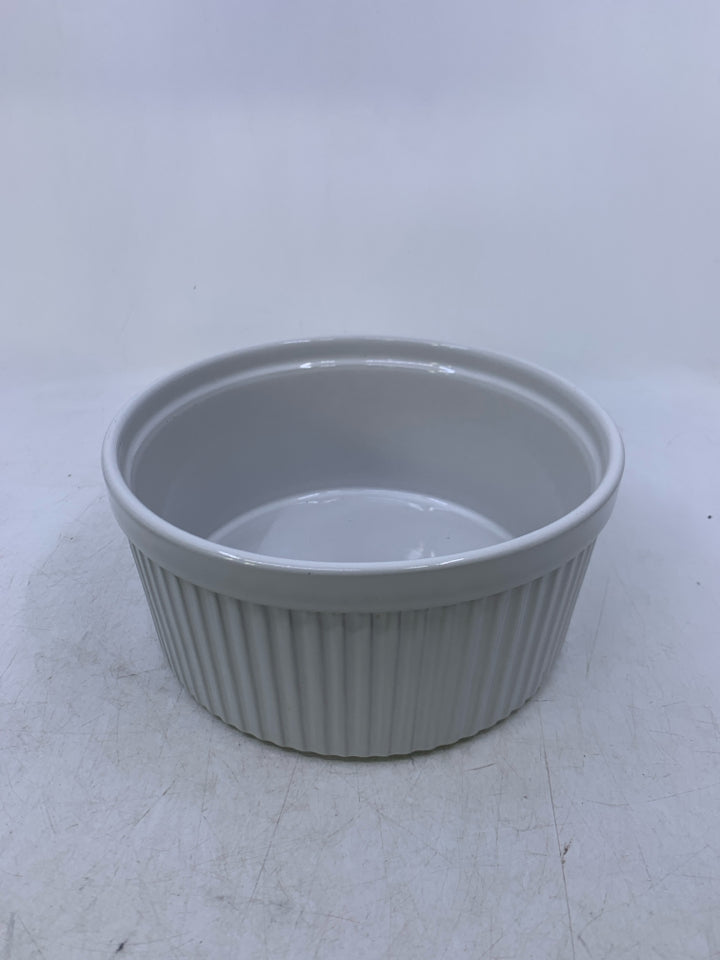 WHITE CIRCLE RIBBED CASSEROLE DISH.
