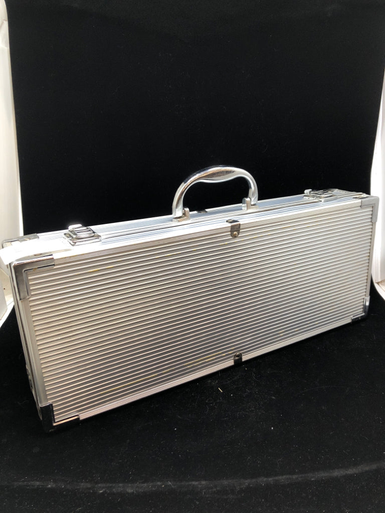 NEW 9PC GRILL TOOL SET IN METAL CASE.