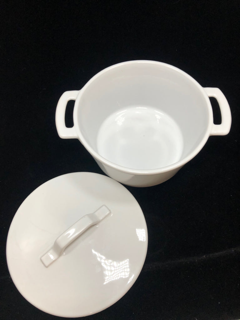 STONEWARE CASSEROLE DISH W/LID 8" X 4"