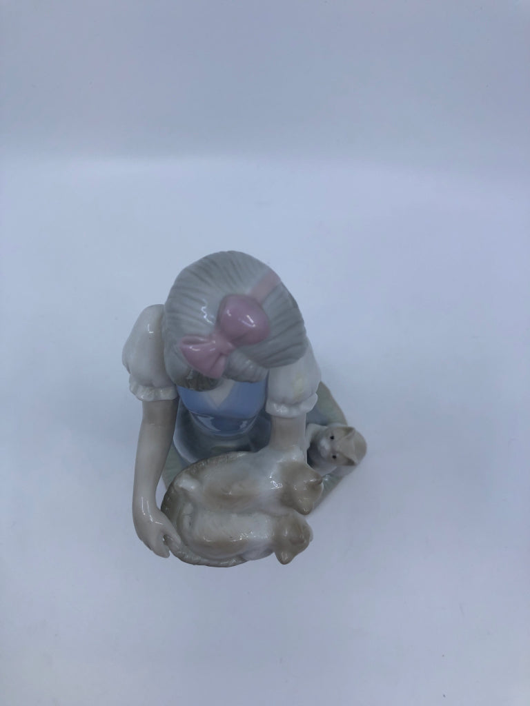 GIRL W/KITTENS PORCELAIN FIGURINE.