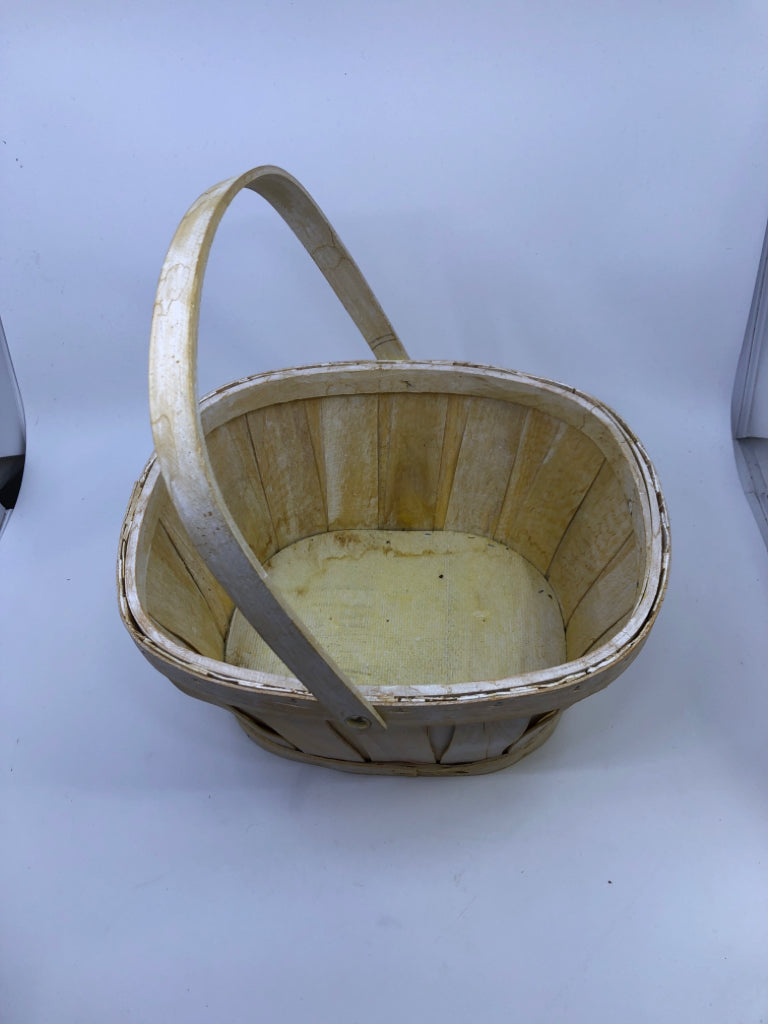 BLONDE WHITE WASHED BASKET W SWING HANDLE.