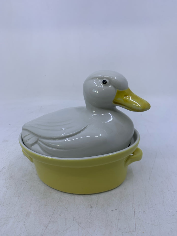 VTG SMALL HALL CARBONE OVAL DUCK COVERED CASSEROLE BAKING DISH YELLOW.