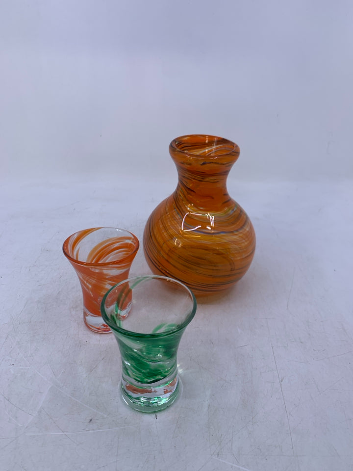 3 PC ORANGE SWIRL GLASS DECANTER W/ 2 SHOT GLASSES.
