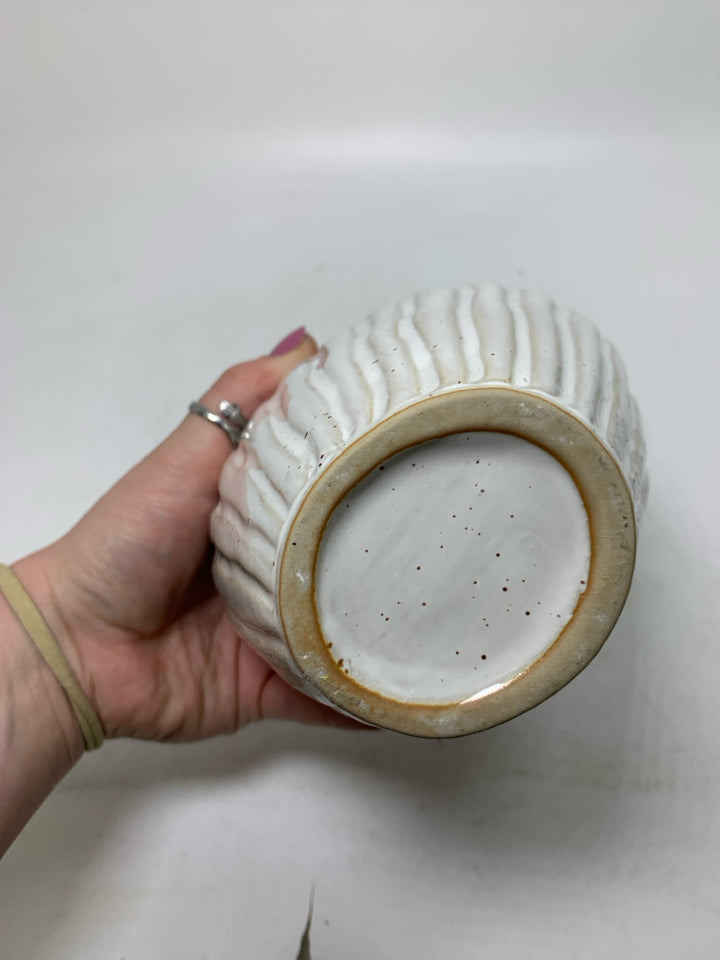WHITE RIBBED SPECKLED VASE.