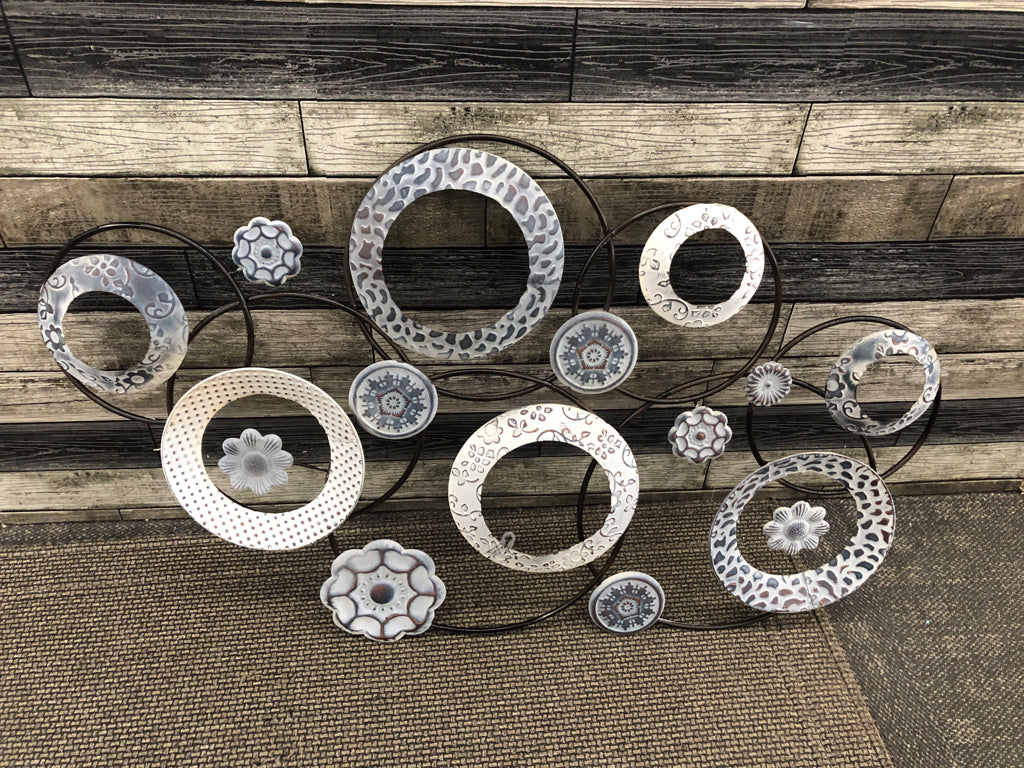 METAL CIRCULAR FLORAL WALL DECOR W/BLUE & WHITE CIRCLES.