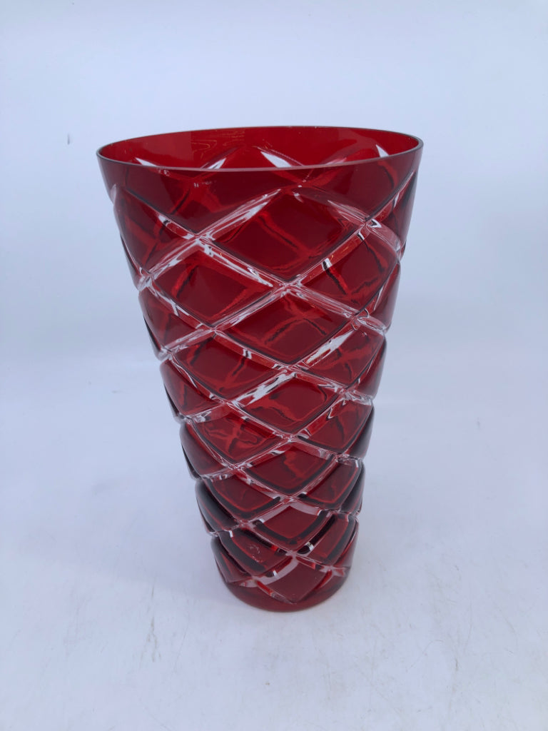 RED TEXTURED PRISM SHAPED GLASS VASE.