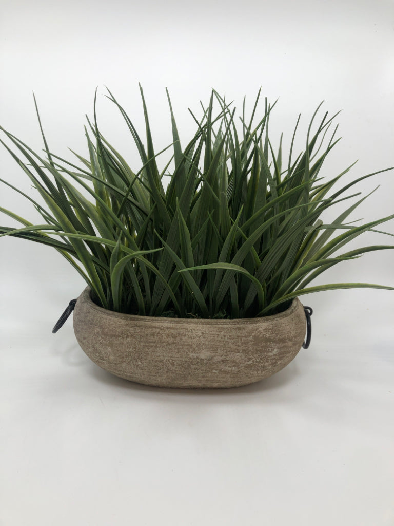 FAUX GRASS IN LOOP-HANDLED STONE.