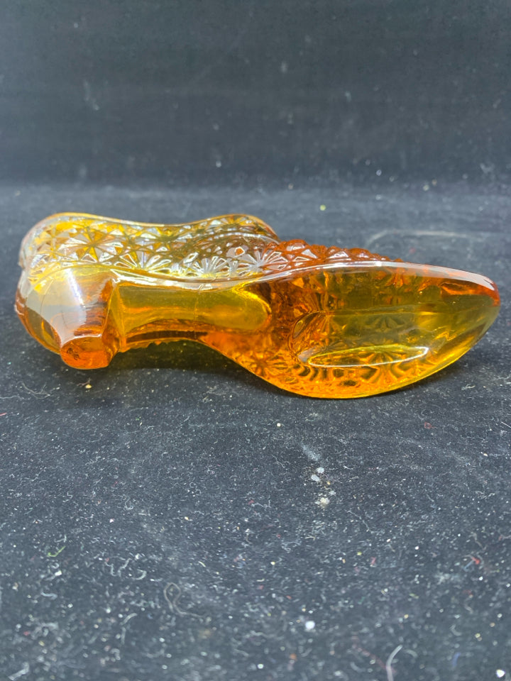 VTG AMBER GLASS STAR PATTERN SHOE.