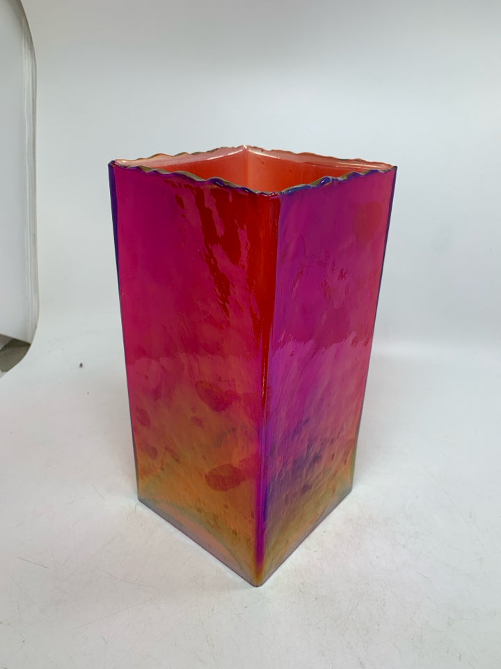 RED SQUARE GLASS VASE.