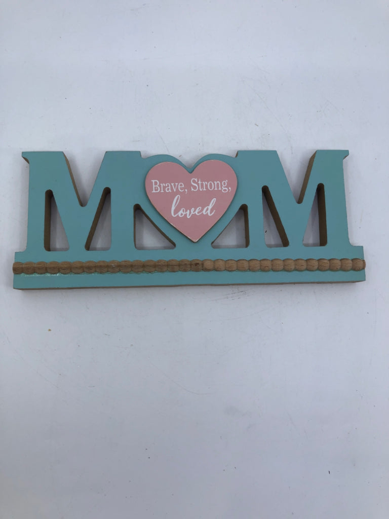 "MOM" STANDING SIGN.