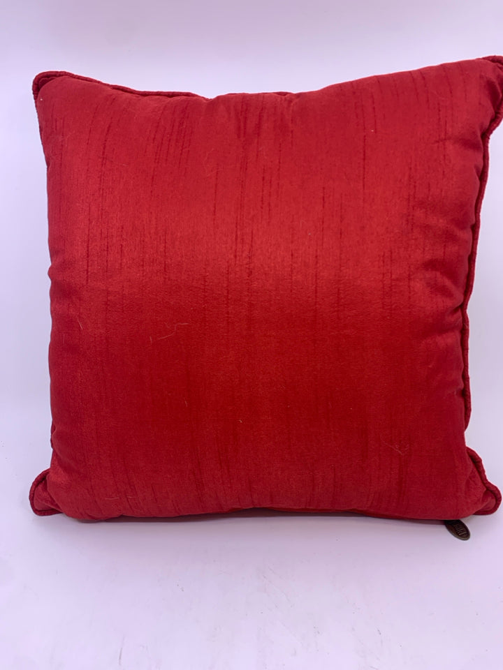 CREAM/RED POINSETTIA ACCENT PILLOW.