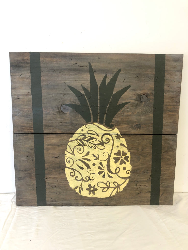 LARGE WOOD PAINTED PINEAPPLE WALL HANGING.