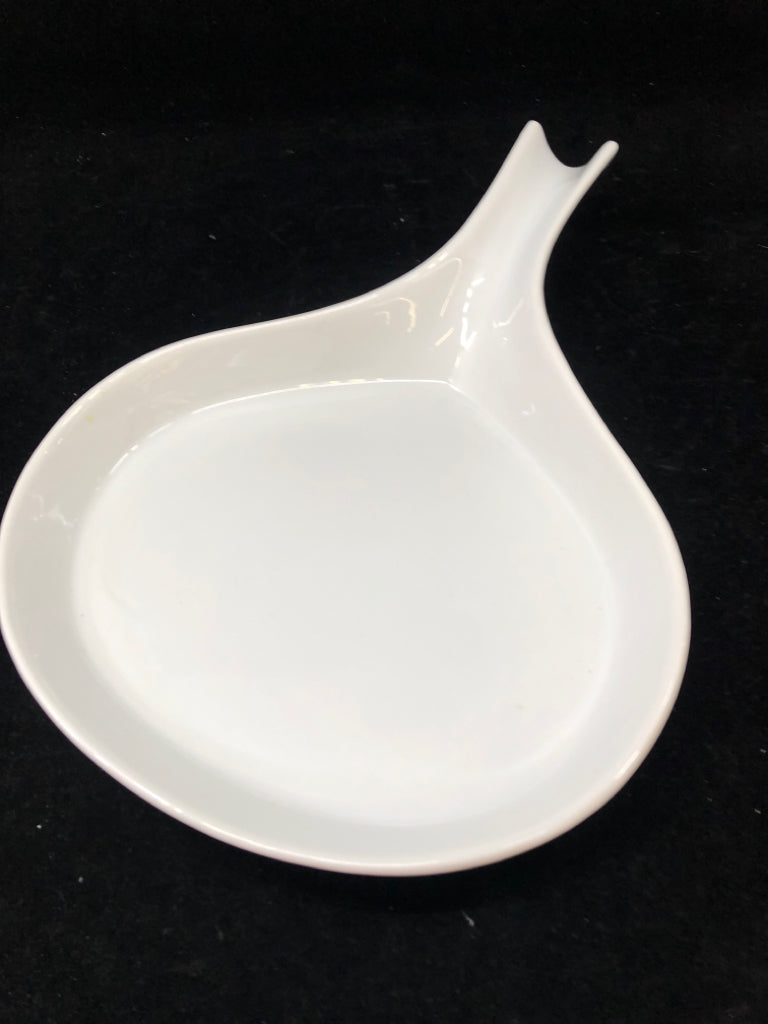 SKILLET STYLE WHITE SERVING DISH.
