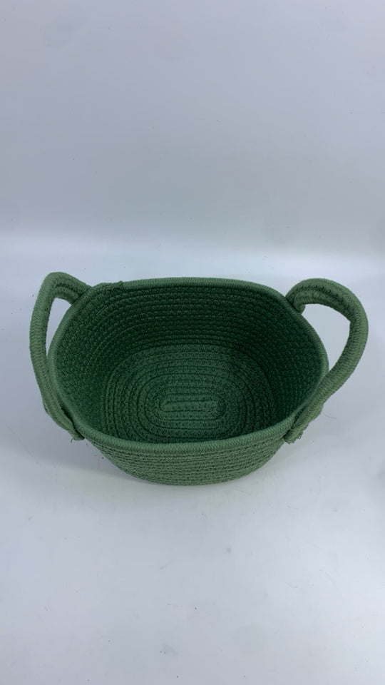 SMALL GREEN COTTON ROPE WOVEN STORAGE BASKET W/HANDLES.
