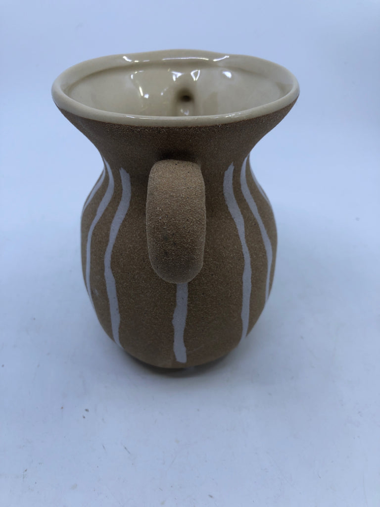 WHITE STRIPE TEXTURED VASE.