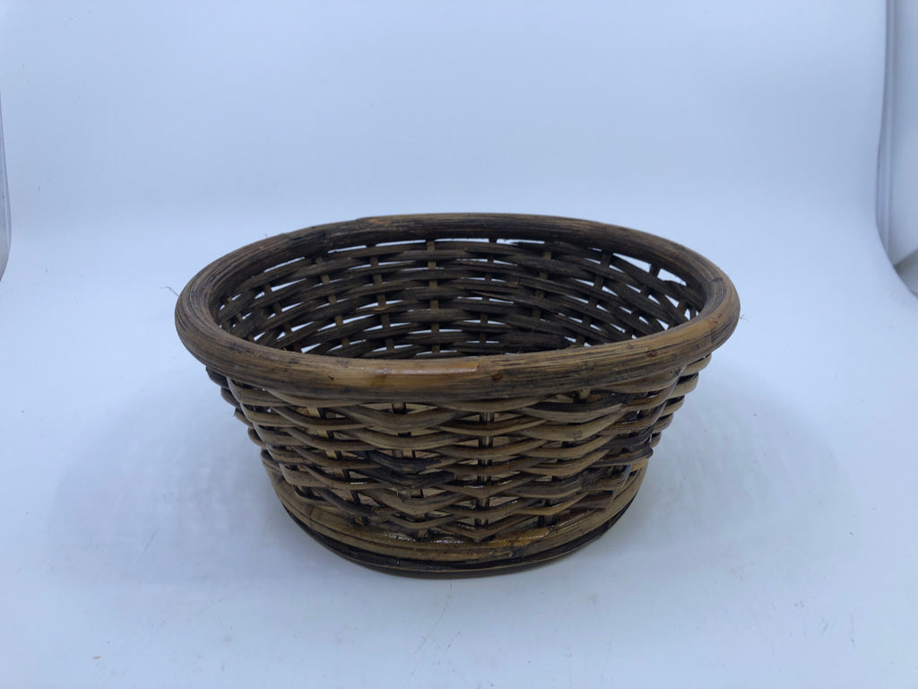 SMALL ROUND WOVEN BASKET.