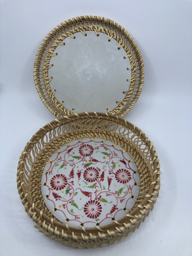 BLONDE ROUND COVERED BASKET W/TRIVET.