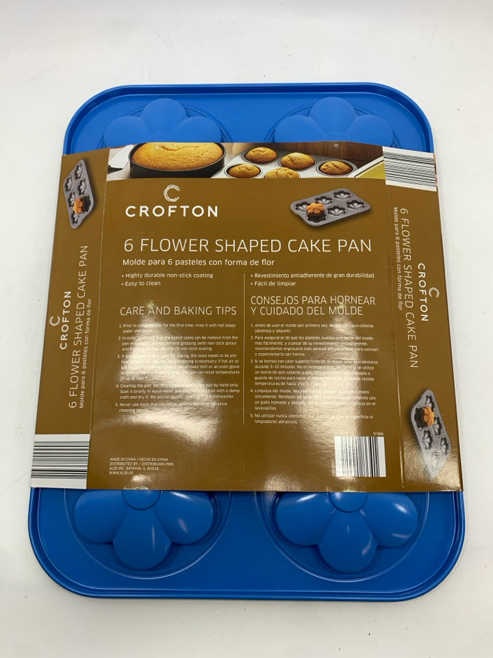 NWT 6 SECTION FLOWER SHAPED CAKE PAN.