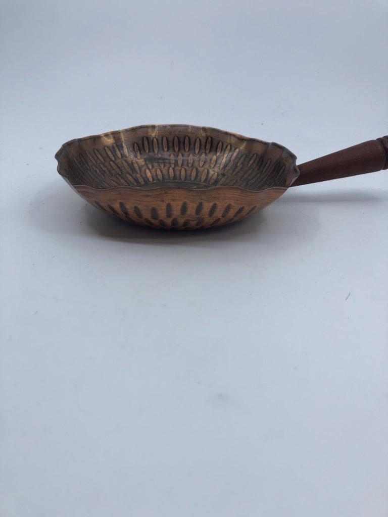 VTG COPPER DISH W WOOD HANDLE.