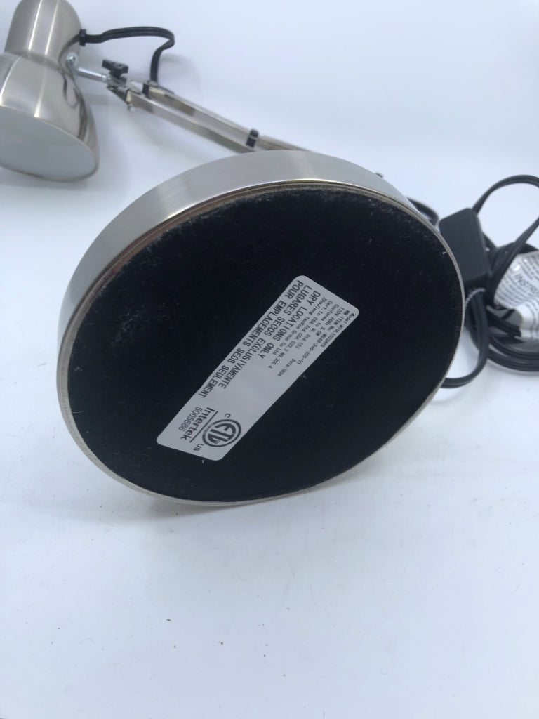 SLIVER METAL ADJUSTABLE DESK LAMP.