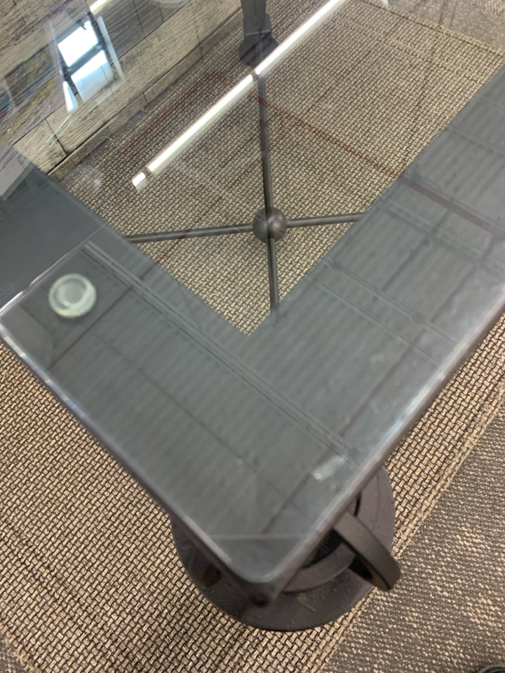 METAL BASE SQUARE SIDE TABLE W/GLASS TOP.