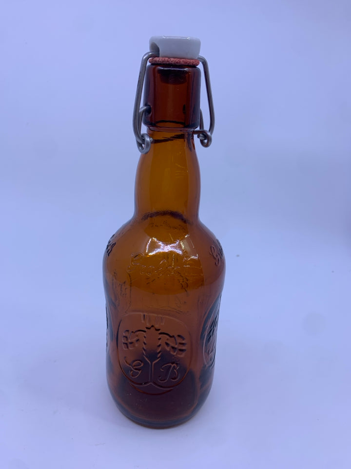 VTG BROWN GLASS BOTTLE W STOPPER.