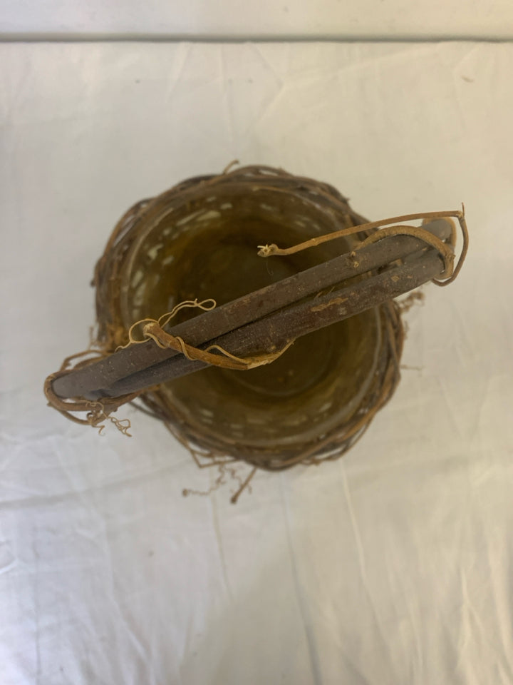 SMALL TWIG BASKET W HANDLE AND LINER.