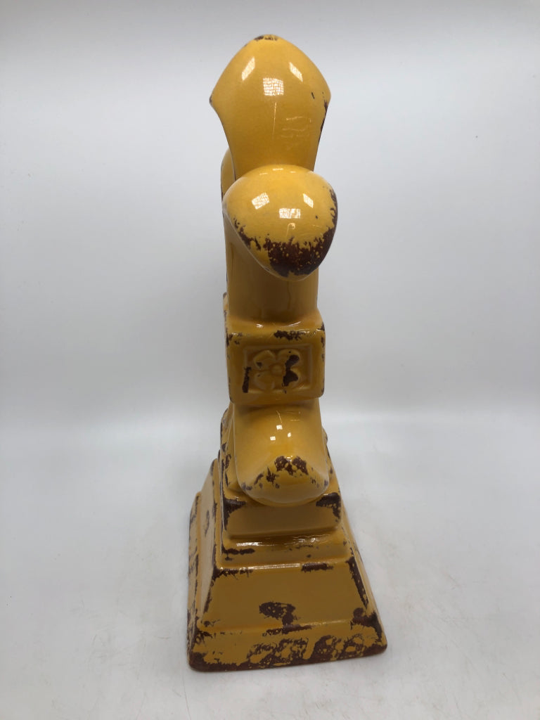 YELLOW FLEUR-DE-LIS FIGURINE.