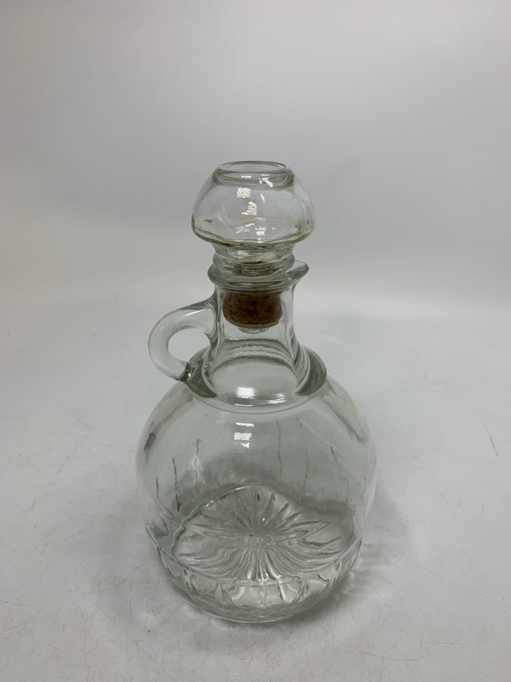 CLEAR GLASS DECANTER SMALL HANDLE.
