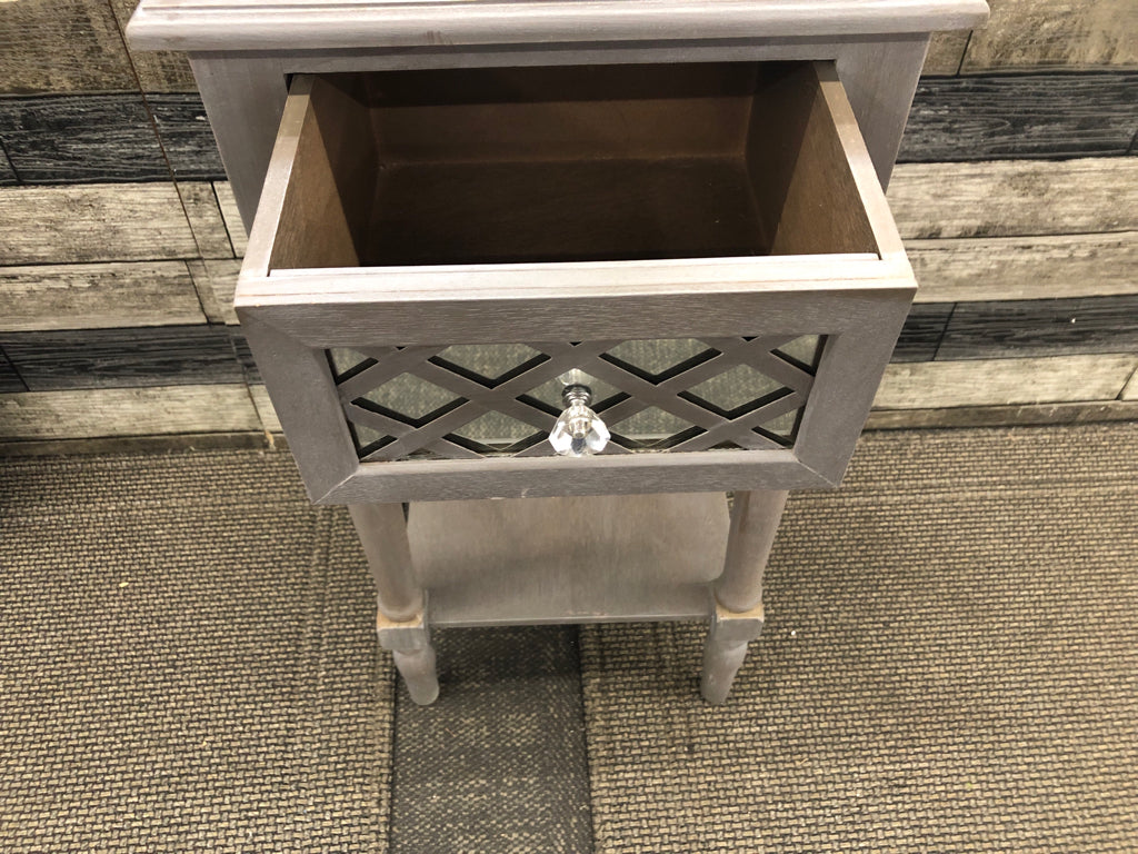 SMALL GREY END TABLE W MIRRORED DRAWER.