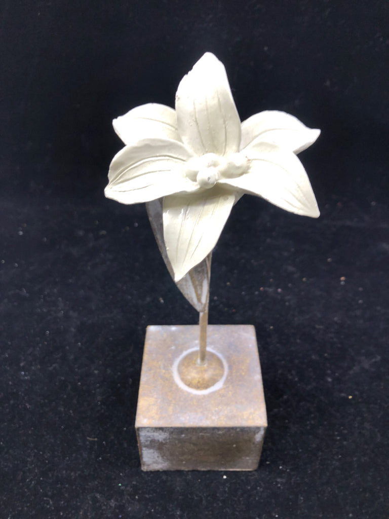 WHITE METAL STANDING FLOWER IN BLOCK.