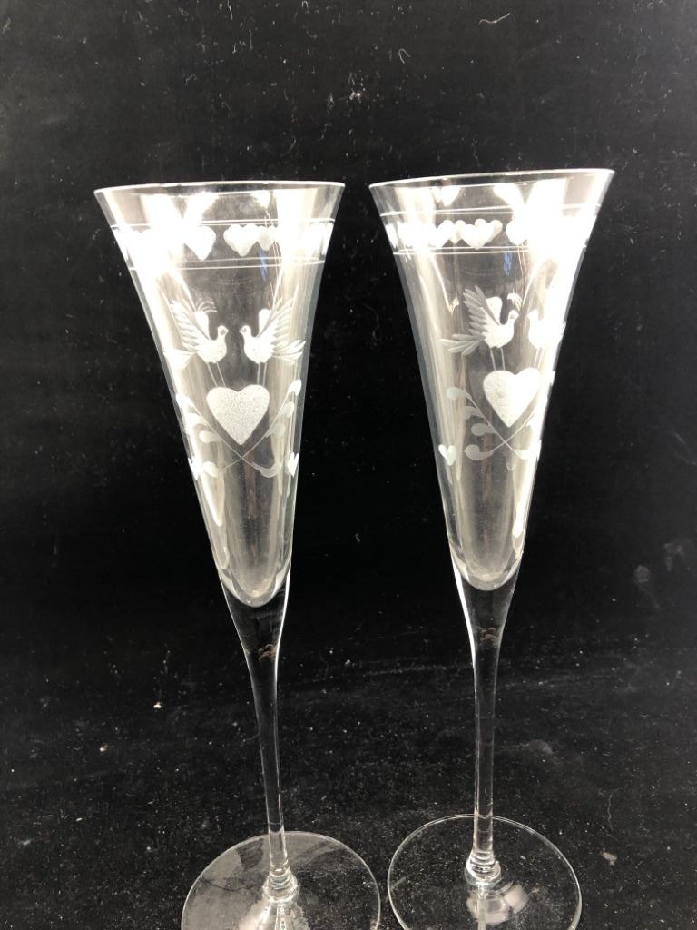 2 GLASS CHAMPAGNE FLUTES W/ ETCHED DOVES+HEARTS.