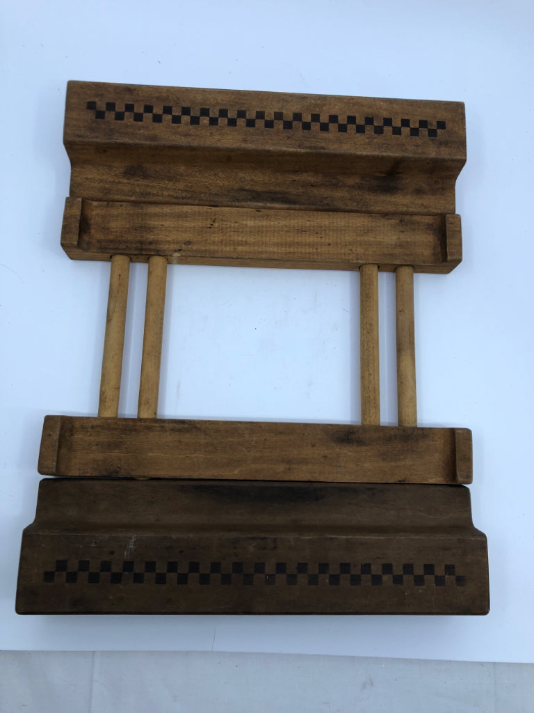 VTG PAMPERED CHEF EXPANDABLE TRIVET.