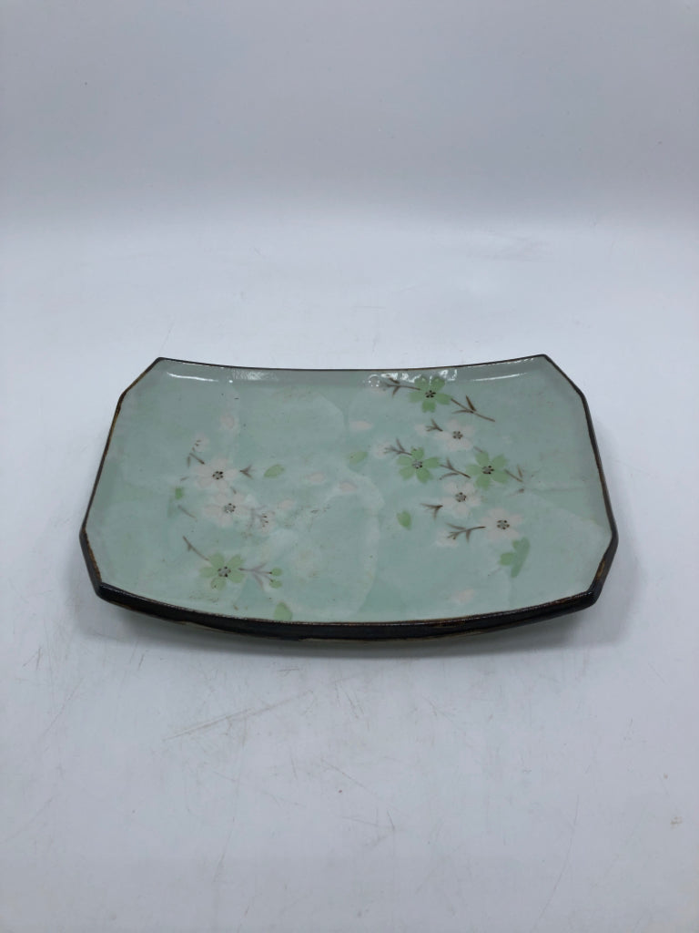 FOOTED LIFTED EDGES TRAY W/ GREEN/WHITE FLOWERS.
