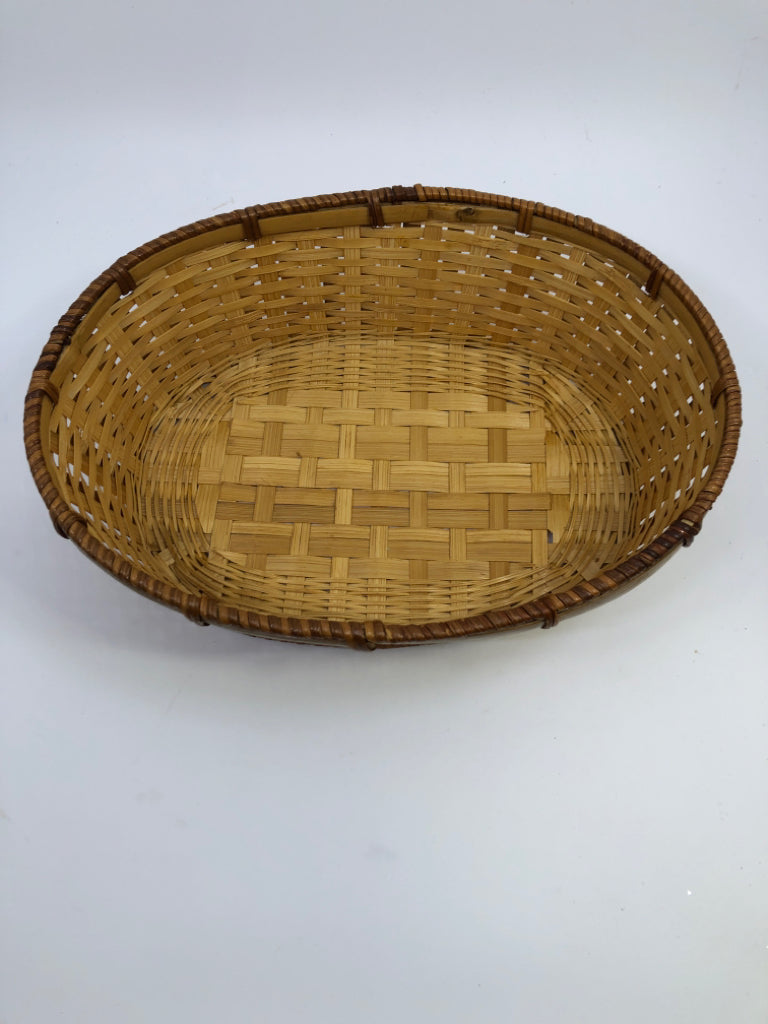 SHALLOW OVAL WOVEN BASKET.