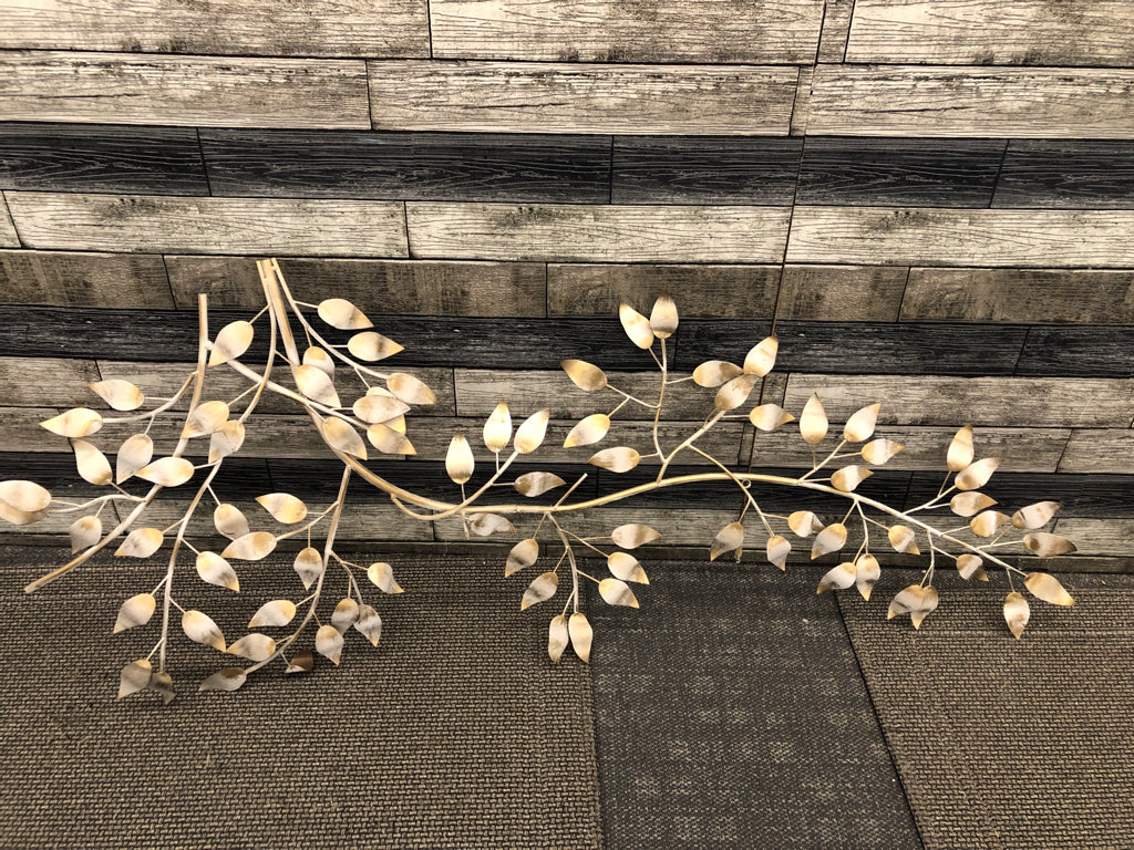 GOLD TONE METAL WALL ART W LEAVES.