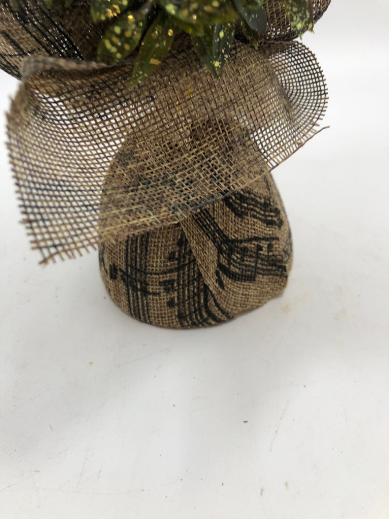 SMALL GLITTER TREE IN MUSIC NOTES BURLAP