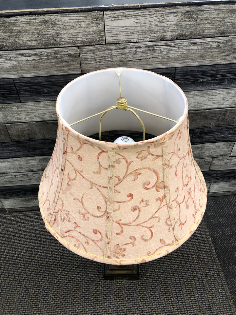 TARNISHED BRASS BASE LAMP W/ PEACH SCROLL SHADE.