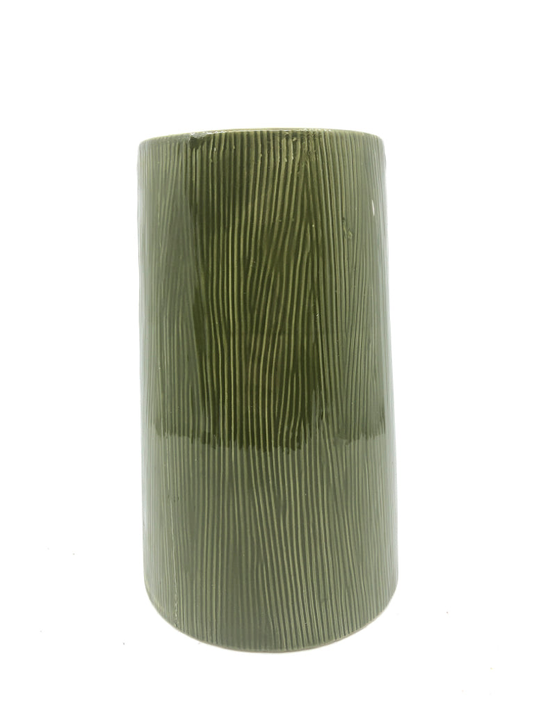 GREEN TEXTURED VASE.