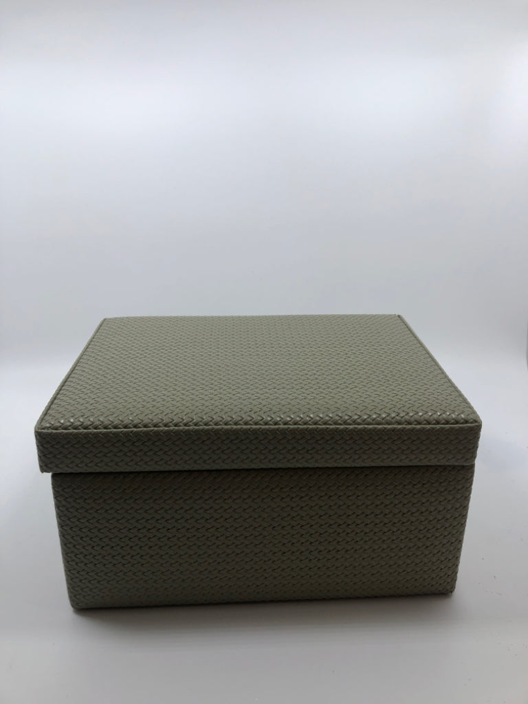 FAUX GREY LEATHER STORAGE BOX.