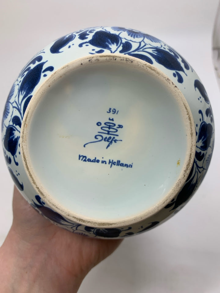 VTG BLUE FLORAL VASE.